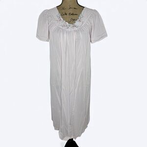 Vtg Shadowline Nylon Nightgown Sz M Pale Pink Embroidered Floral Neck Feminine
